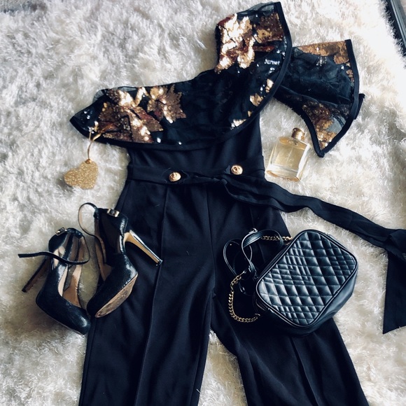 🌺🌺 SOLD SOLD SOLD Black & Gold ruffle Shoulder - Picture 5 of 8